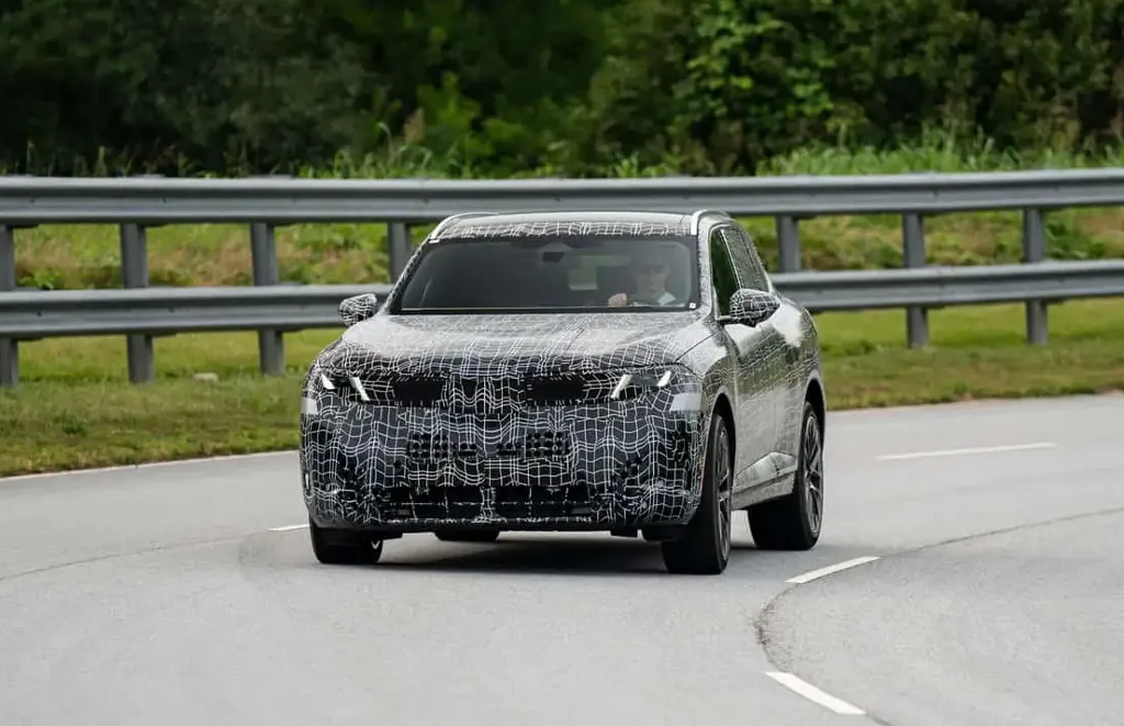 BMW iX5 camuflado